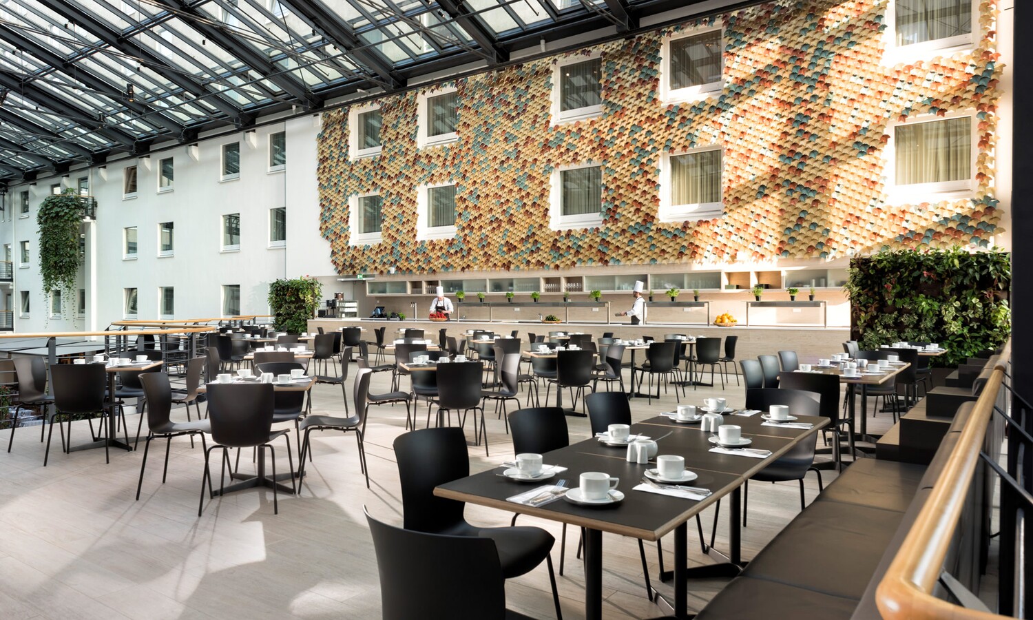 Eingedeckte Frühstückstische auf der Galerie  La Terrasse