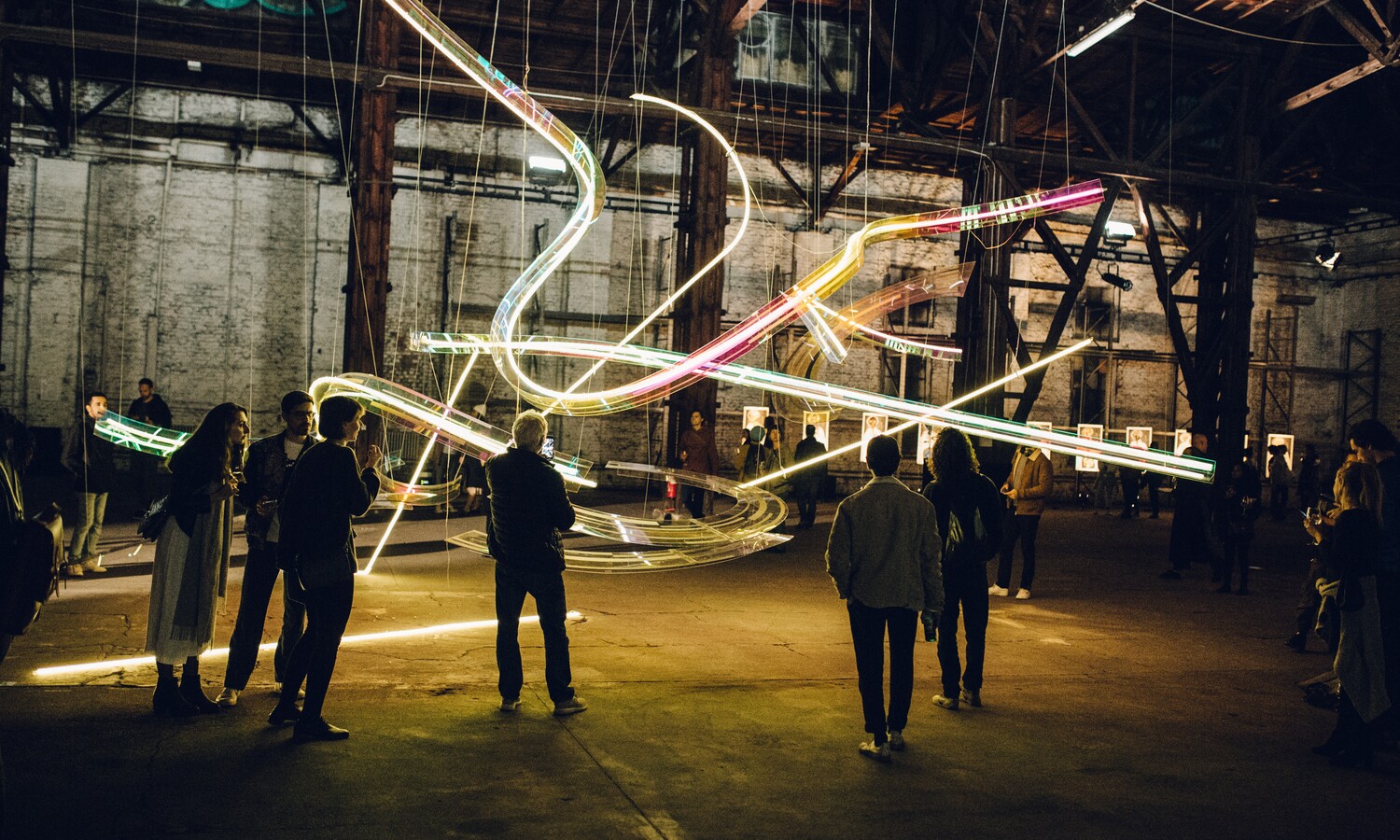 Lichtinstallation mit Besuchern in Industriehalle